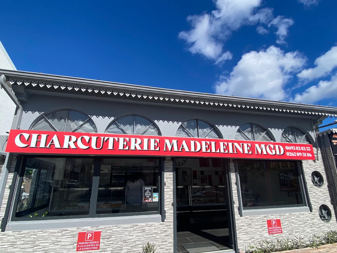 Devanture de la Charcuterie Madeleine MGD, La Possession