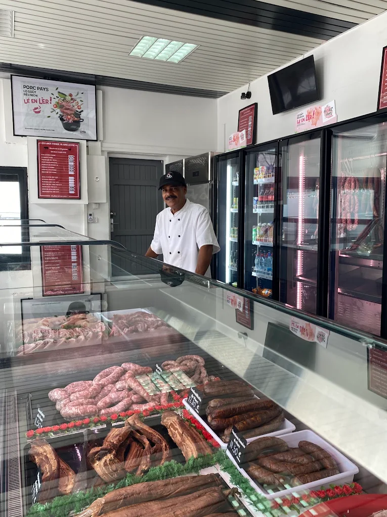 L'artisan charcutier derrière son comptoir